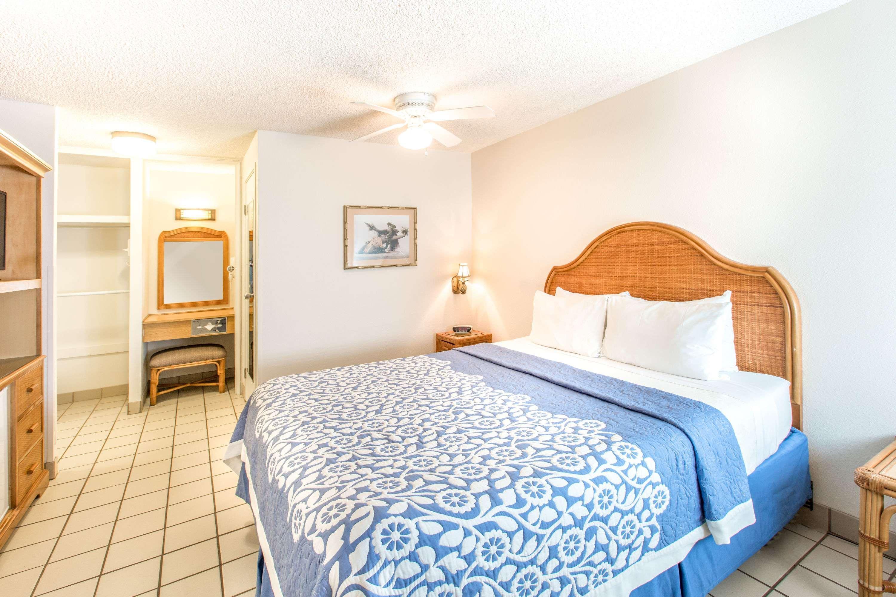 Days Inn By Wyndham Maui Oceanfront Уайлеа Екстериор снимка