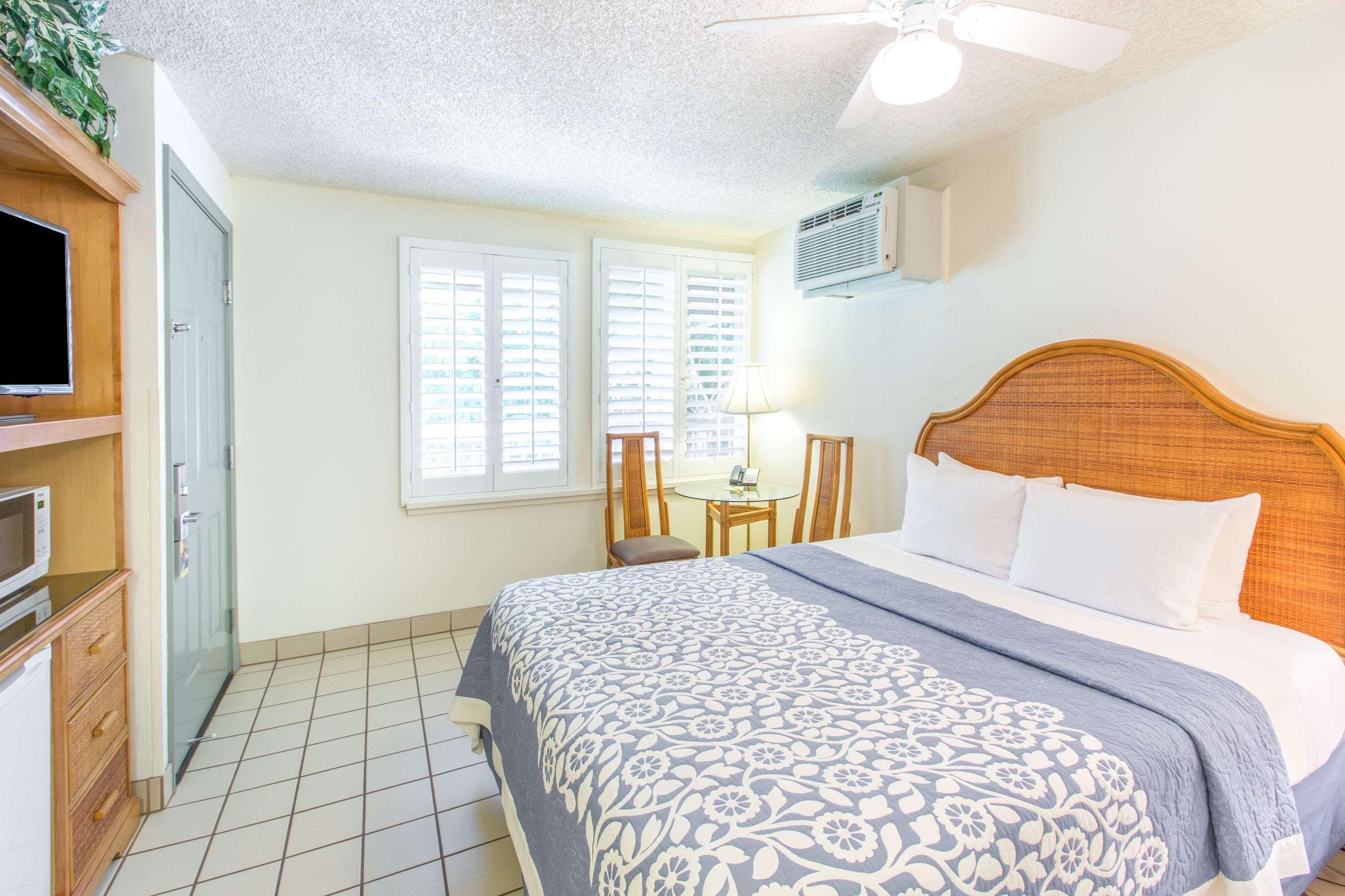 Days Inn By Wyndham Maui Oceanfront Уайлеа Екстериор снимка