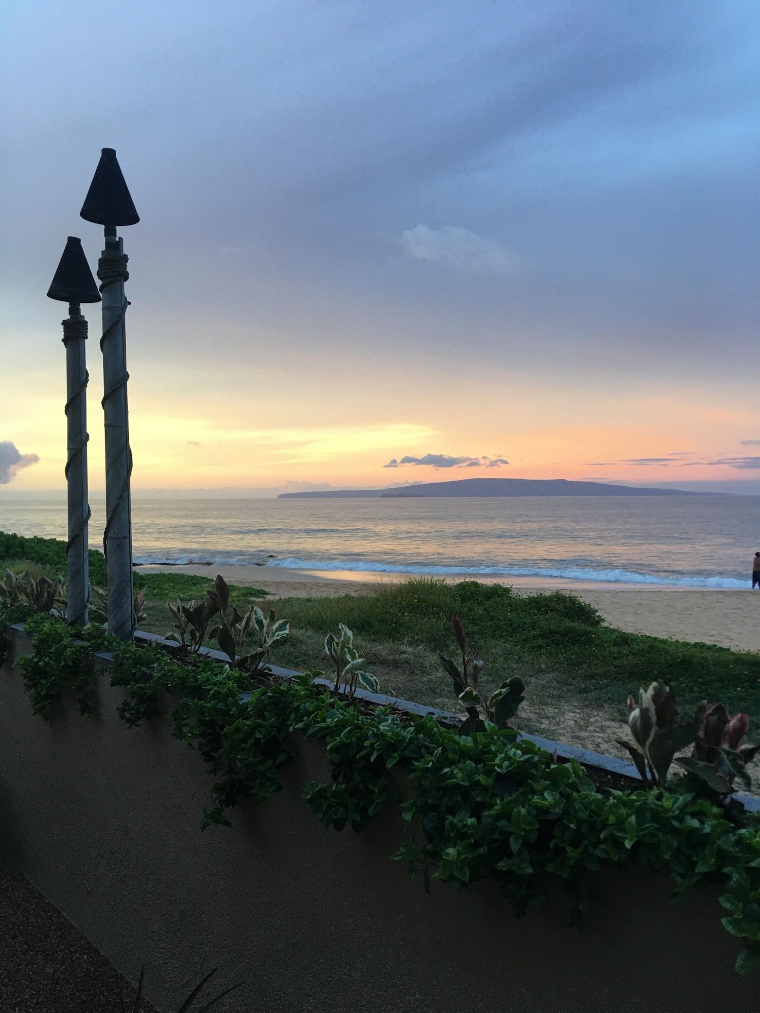 Days Inn By Wyndham Maui Oceanfront Уайлеа Екстериор снимка