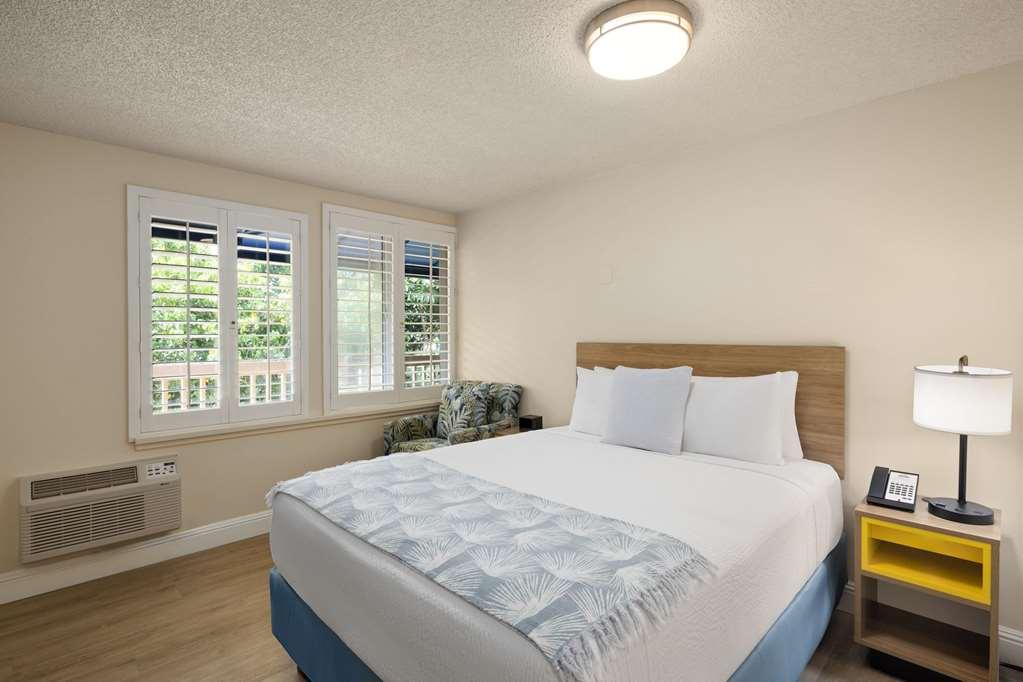 Days Inn By Wyndham Maui Oceanfront Уайлеа Стая снимка