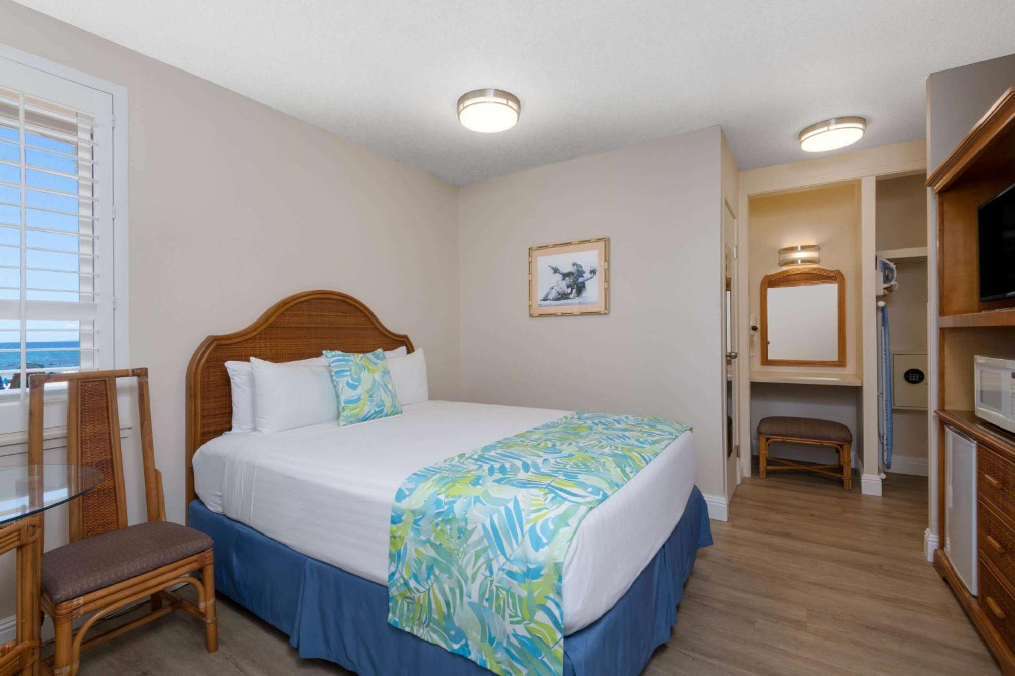 Days Inn By Wyndham Maui Oceanfront Уайлеа Екстериор снимка
