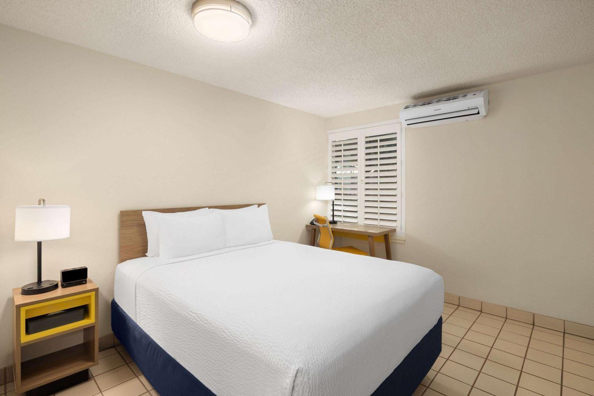 Days Inn By Wyndham Maui Oceanfront Уайлеа Екстериор снимка