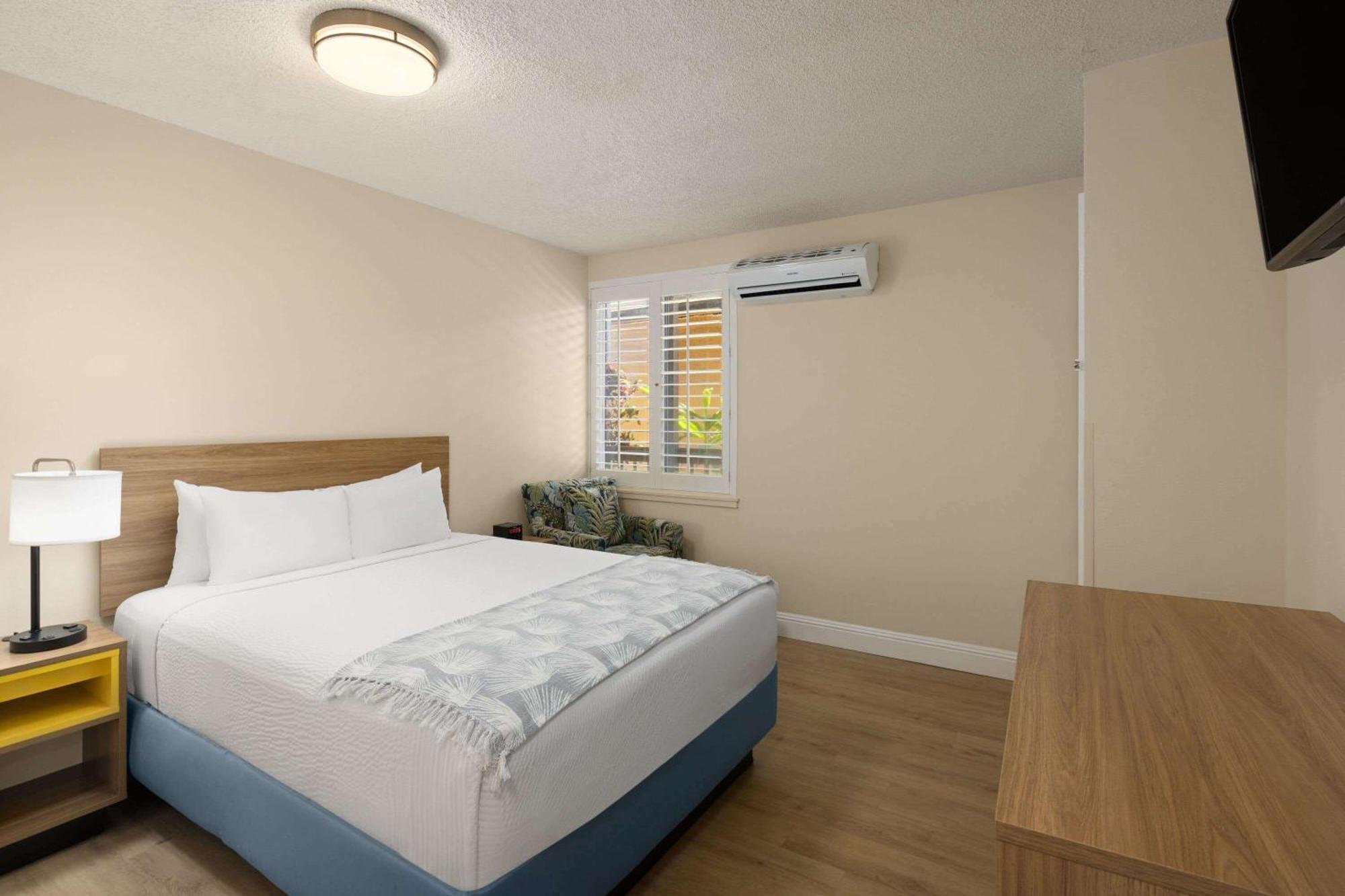 Days Inn By Wyndham Maui Oceanfront Уайлеа Екстериор снимка