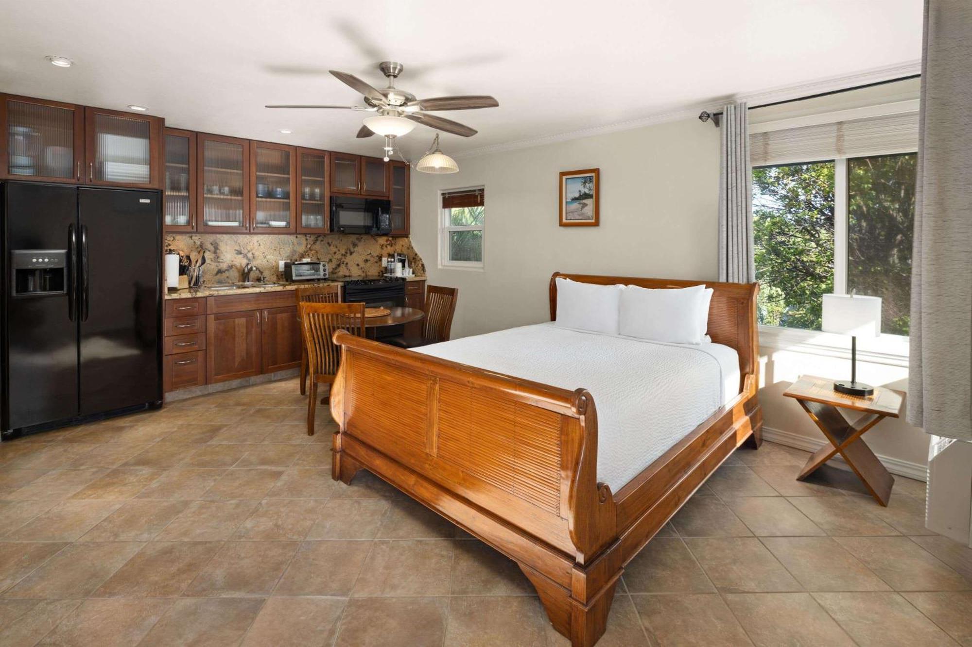 Days Inn By Wyndham Maui Oceanfront Уайлеа Екстериор снимка