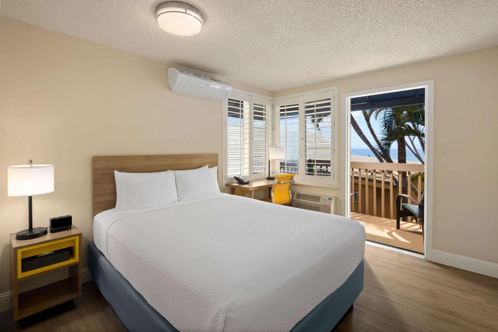 Days Inn By Wyndham Maui Oceanfront Уайлеа Екстериор снимка