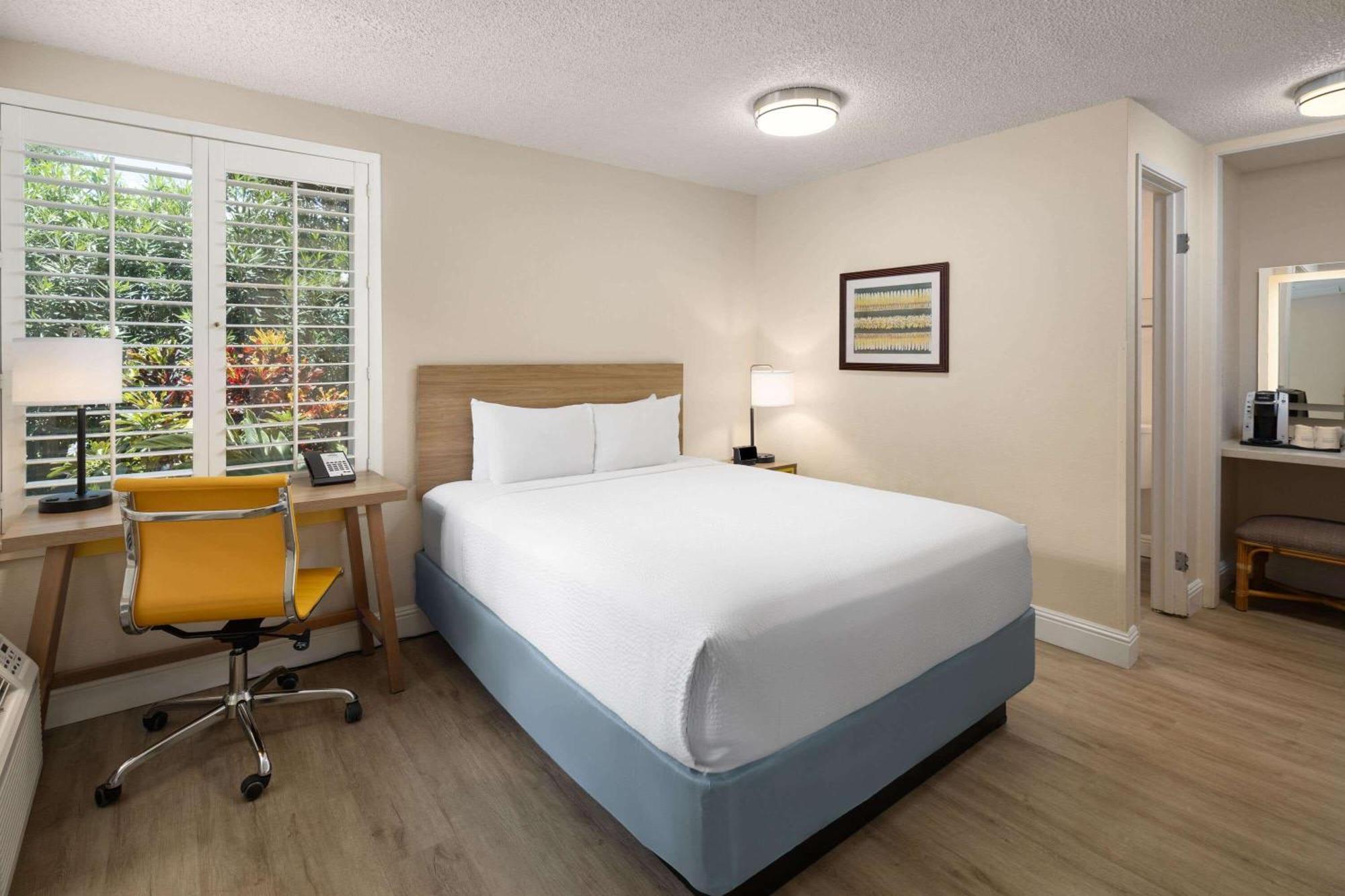 Days Inn By Wyndham Maui Oceanfront Уайлеа Екстериор снимка