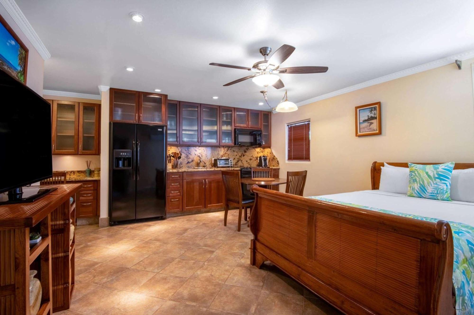 Days Inn By Wyndham Maui Oceanfront Уайлеа Екстериор снимка