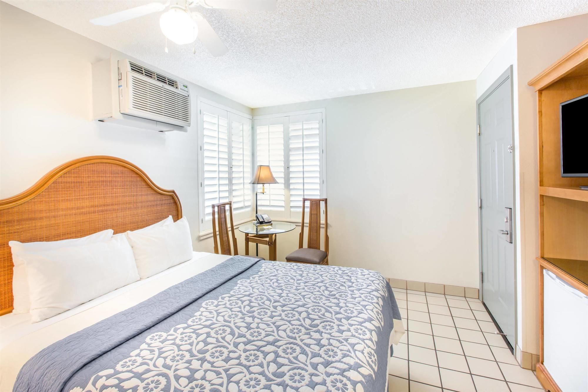Days Inn By Wyndham Maui Oceanfront Уайлеа Екстериор снимка