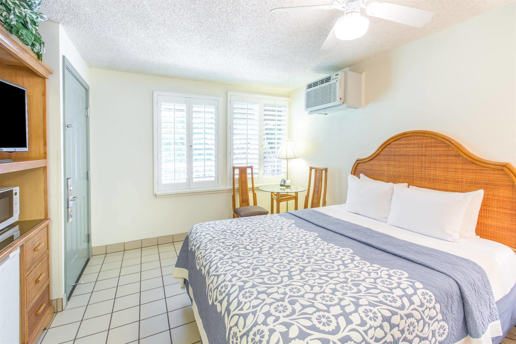 Days Inn By Wyndham Maui Oceanfront Уайлеа Екстериор снимка